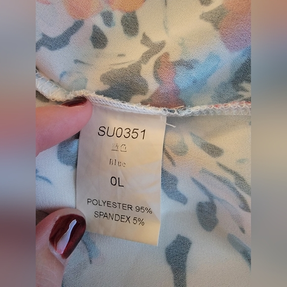 Chiffon V-neck, tie at the bottom with bat wings sleeves size Large - Picture 6 of 6